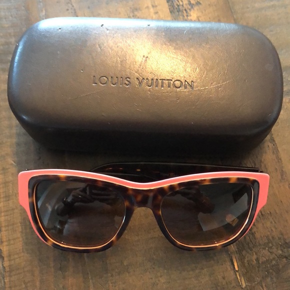 Louis Vuitton sunglasses lightly used in excellent condition ! - Picture 7 of 9